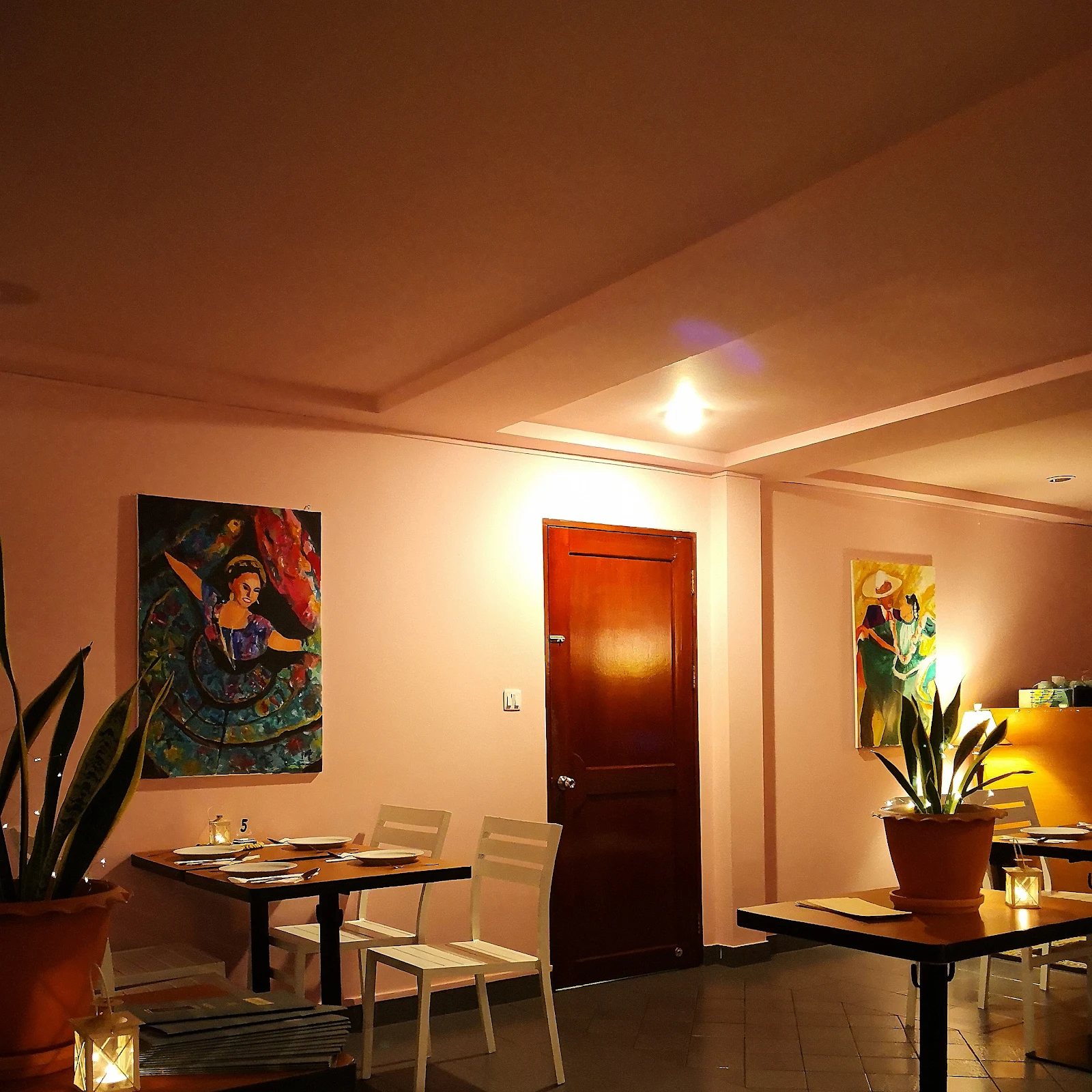 Warm, colorful dining room at Ricardo's La Galería